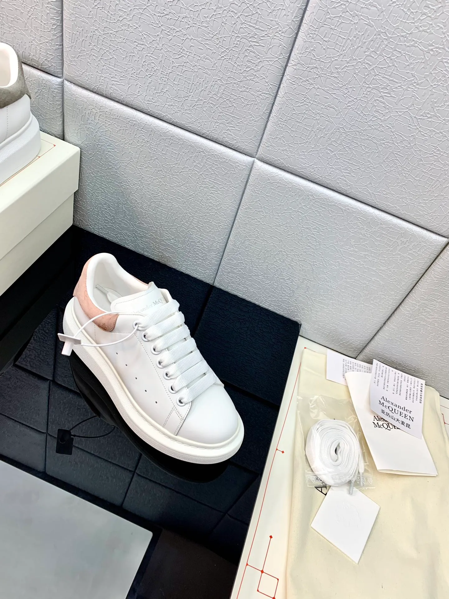 👟👟Ex-factory price 480👟👟 2022 latest upgraded version The latest McQueen white shoes original 1⃣: 1⃣ perfect replica ☑Deliver the latest counter full set of packaging 🎁Full series of color styles are constantly updated🥳🥳 🔺Fabric: Customized original matte silk cowhide 🔺Inner: imported water-dyed sheepskin lining/original customized soft cowhide cushion 🔺Feet: super clear high temperature air pressure logo➕soft latex pad 🔺Outsole: rubber T👟👟Ex-factory price U vacuum bottom/I👟👟Ex-factory price foam original bottom, thick bottom about 4cm 🔺Size: Female M34-40 Male M39-45